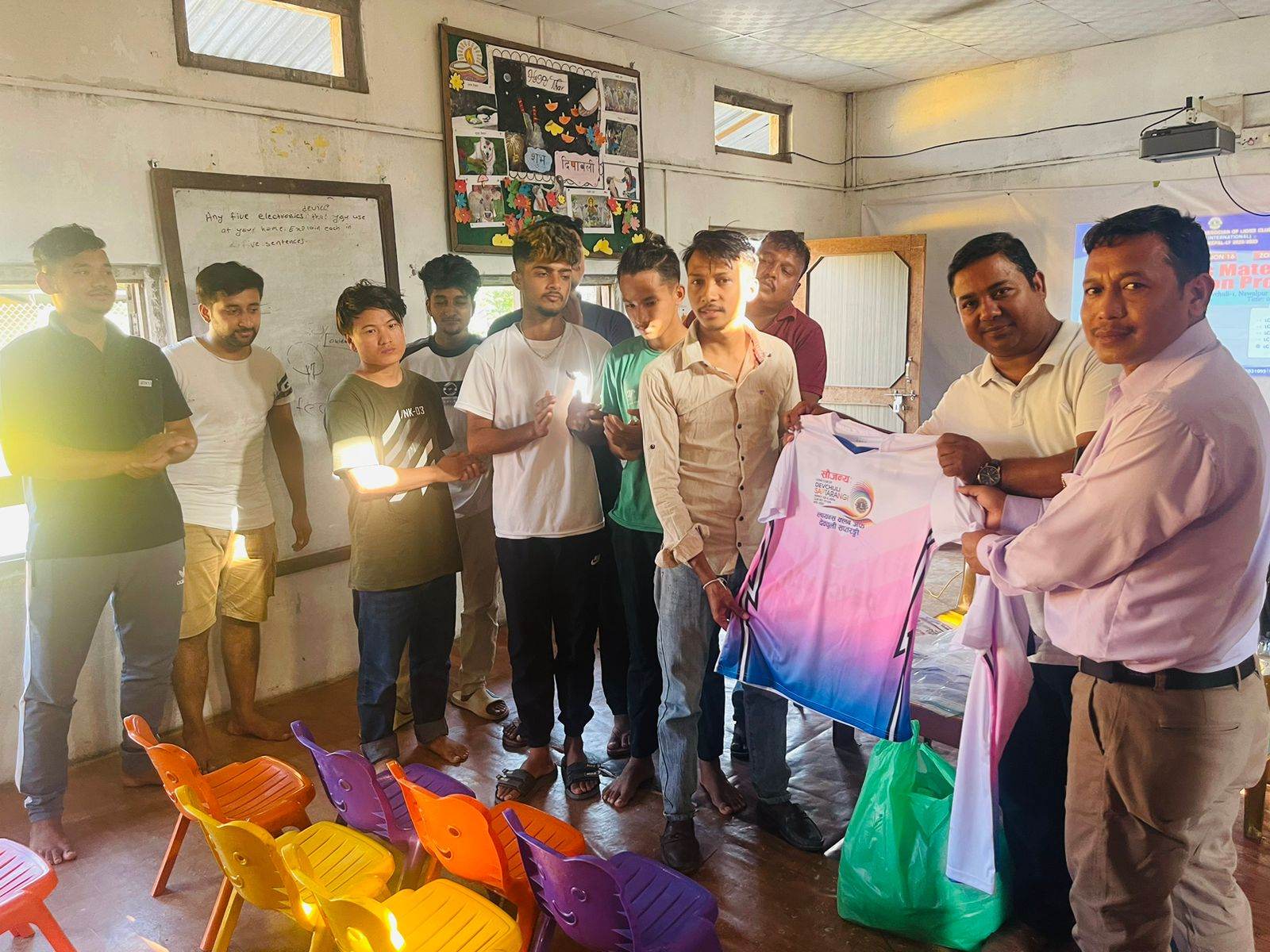 लायन्स क्लब अफ देवचुली सप्तरङ्गीका अध्यक्ष पौडेलको जन्मोत्सवमा खेलाडीलाई जर्सी वितरण